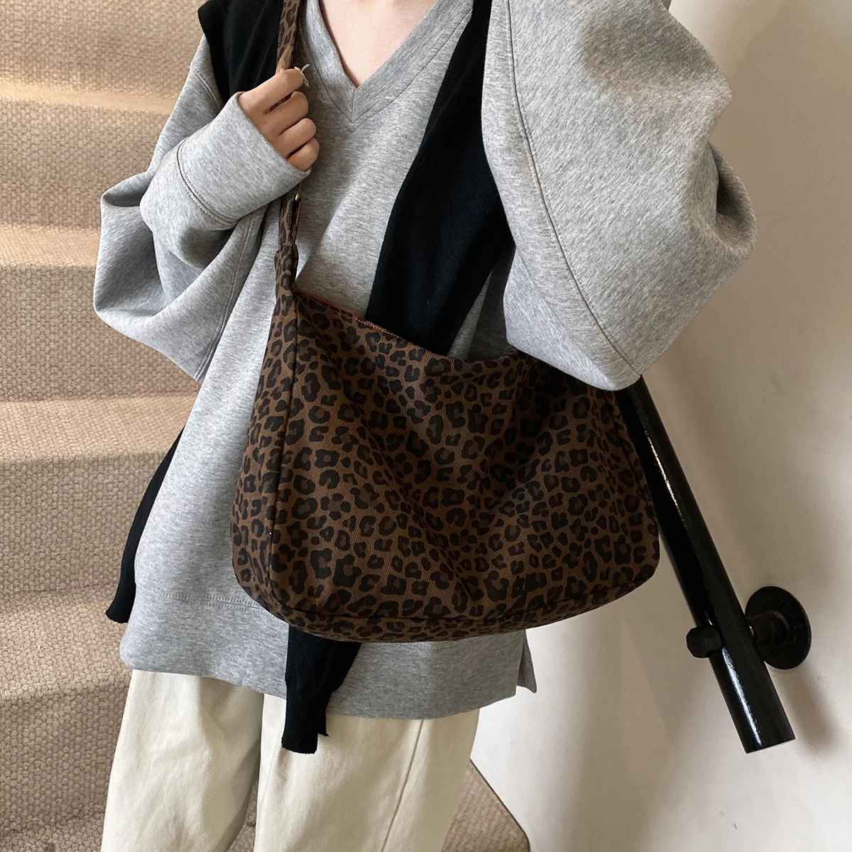 Trendy Casual Soft Textile Women's Shoulder Bag Large Capacity Leopard Print Female Retro Crossbody Bag For Commute Outings - Image 5